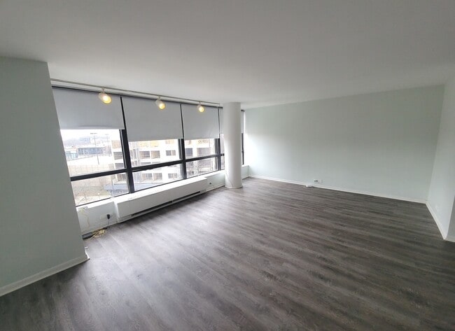 Building Photo - 5415 N Sheridan Rd