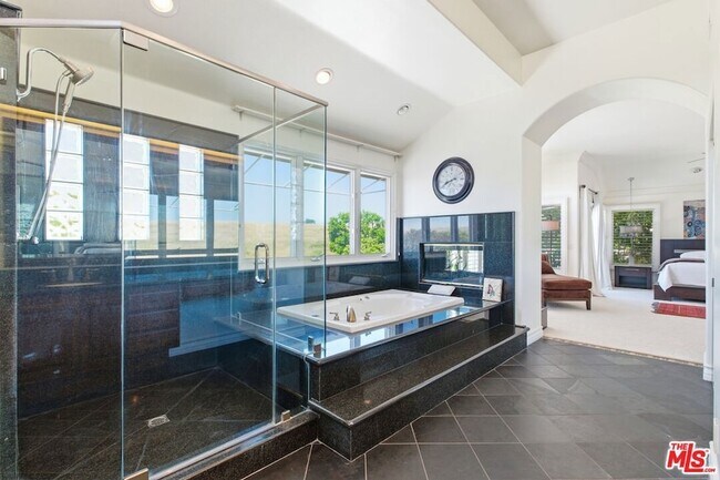 Building Photo - 6003 County Oak Rd