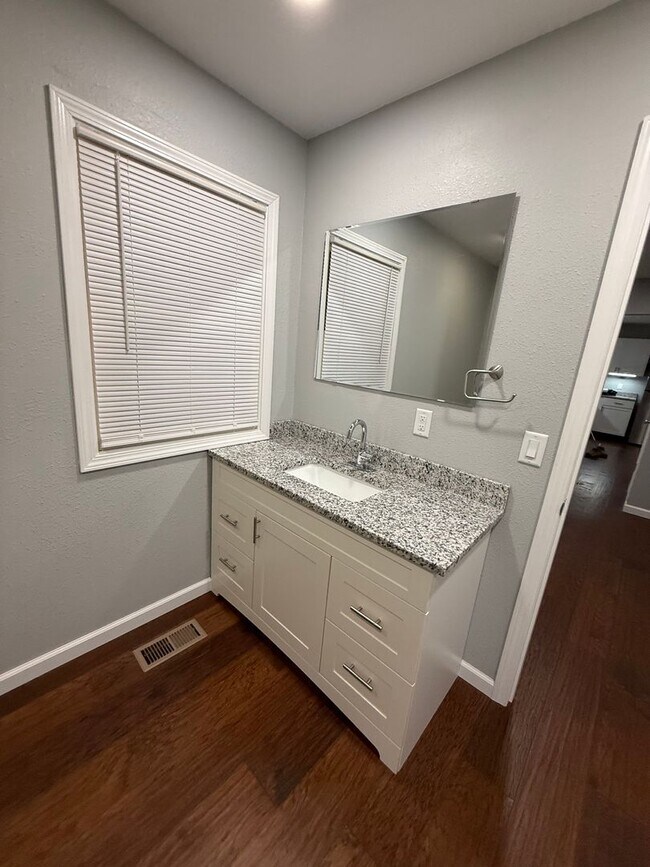 Building Photo - Very Nice 3 Bedroom home in great location!