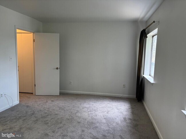 Building Photo - 2219 Lowells Glen Rd