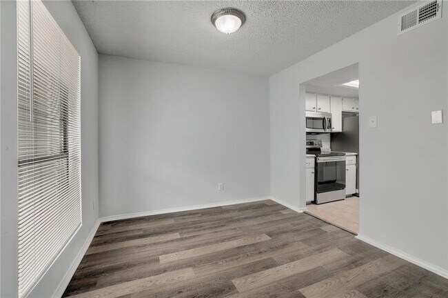 Building Photo - 2401 Leon St