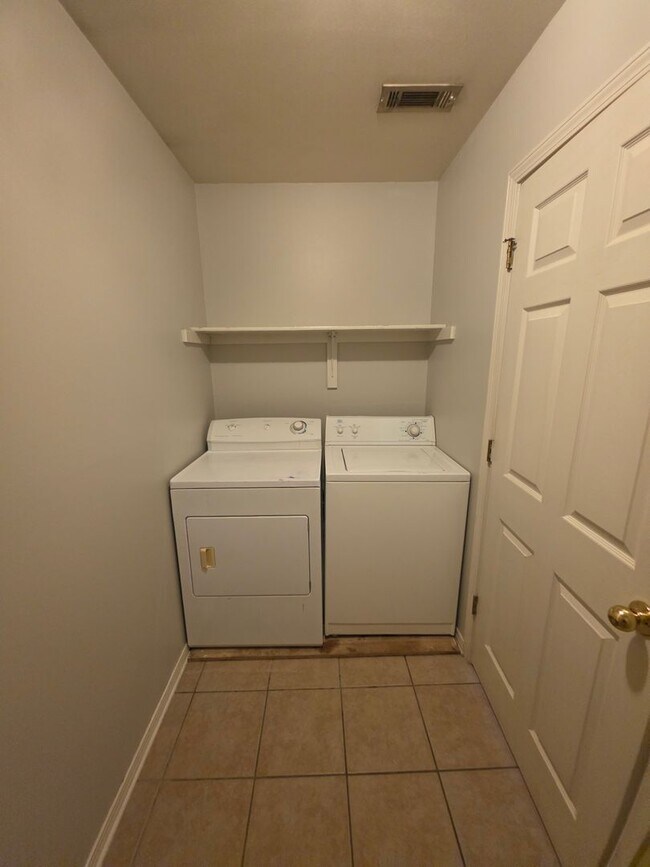 Building Photo - 106 Willow Creek Dr