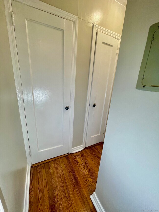 Building Photo - 31 Garden Dr