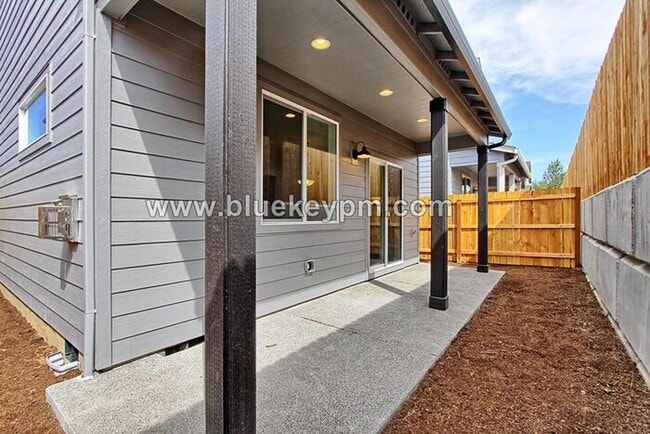 Building Photo - 3 Bed, 2.5 Bath Home in Ridgefield's McCormick Creek Subdivision