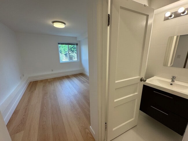 Building Photo - Spacious 5BR/6BA Updated Home with Private...