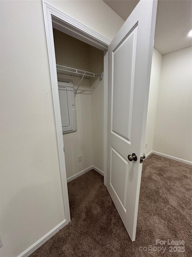 Building Photo - 6043 Rizer Dr