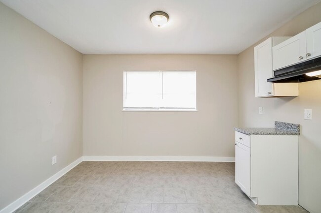 Building Photo - Hidden Gem with Tons of Space and Modern U...