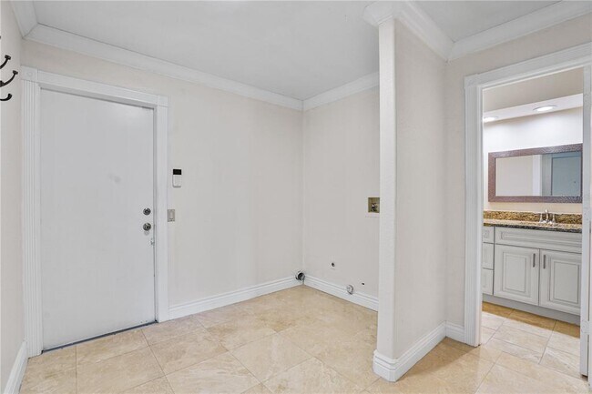 Building Photo - 6766 Edgeworth Dr