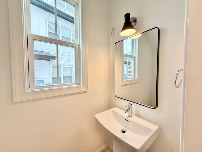 Building Photo - **OFFERING 1/2 OFF FIRST MONTH'S RENT** Newly Built 4BD, 3.5BA End-Unit Raleigh Townhome in a Gre...