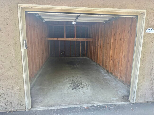 Building Photo - Beautiful 2 bed/2 bath in Vista!