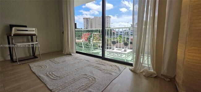 Building Photo - 1650 NE 115th St