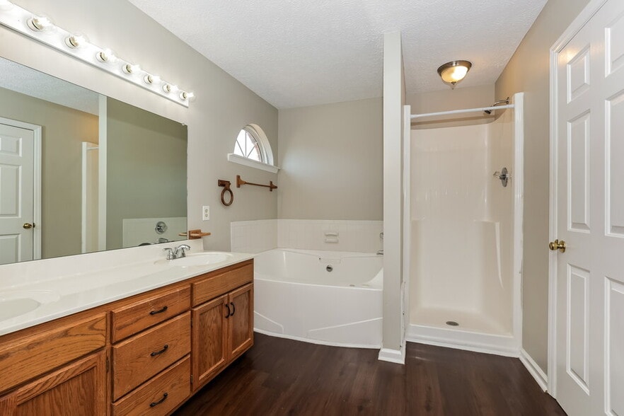 Building Photo - 2411 Amber Glen Dr