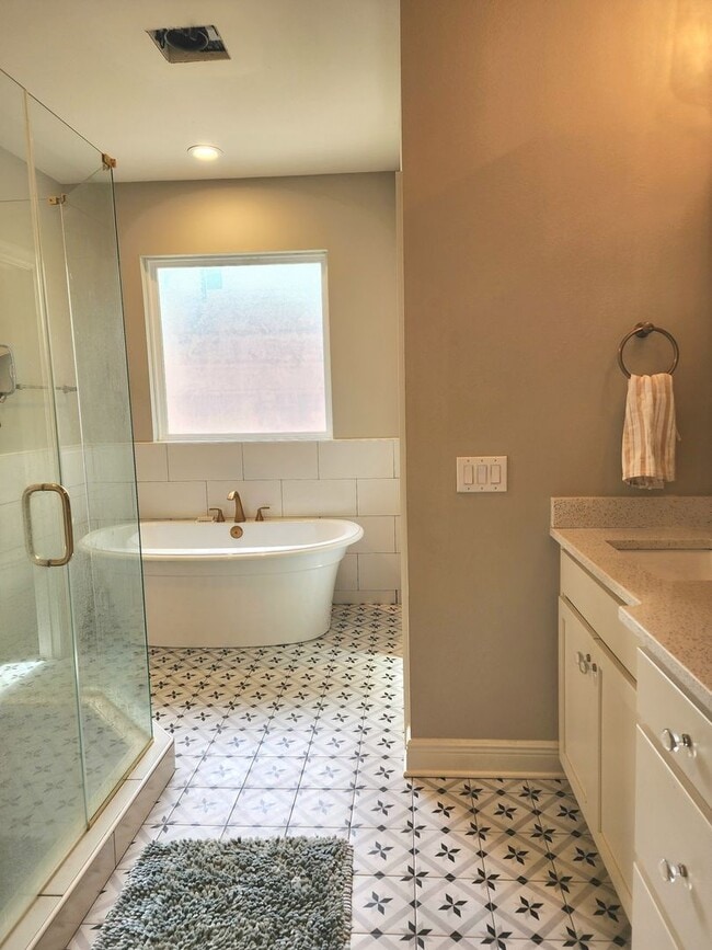 Building Photo - Stunning 2-story Home in the Coveted East Pensacola Heights!