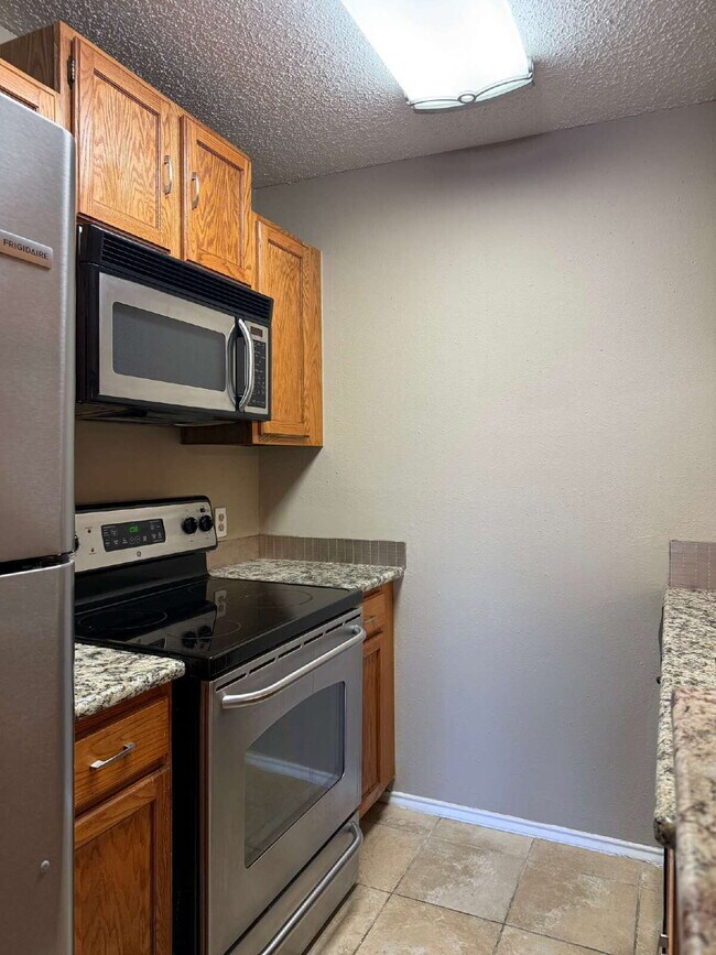 Building Photo - Private Condo Close to the Medical Center