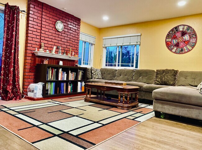 Building Photo - 2959 Silverland Dr