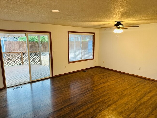 Building Photo - Charmin One Level Home w/ RV Parking