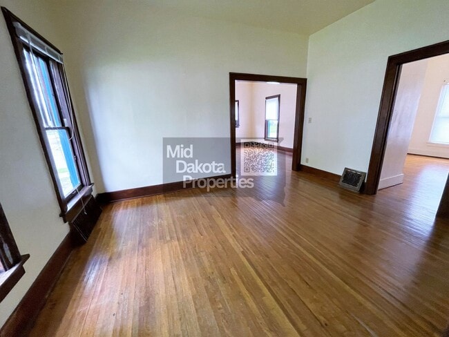 Building Photo - 723 W 5th- 2 bedroom House