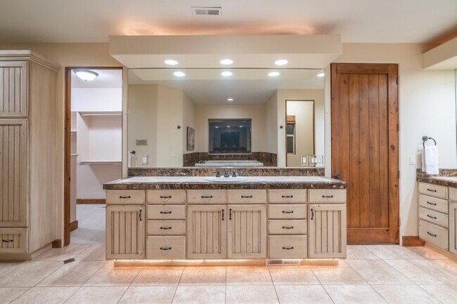 Building Photo - 340 Le Grande Cir
