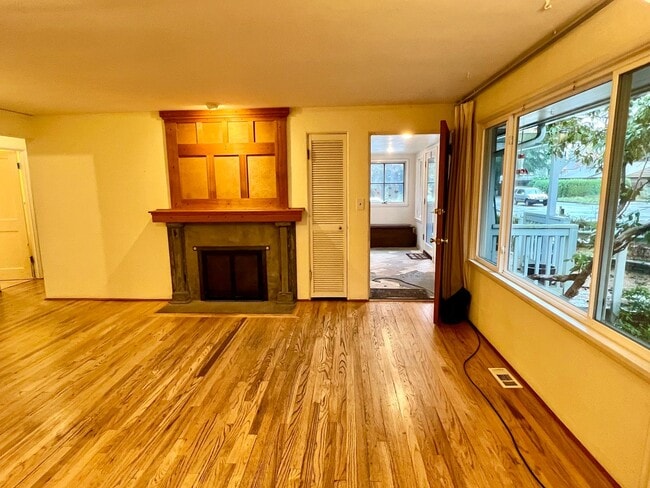 Building Photo - Haller Lake Home