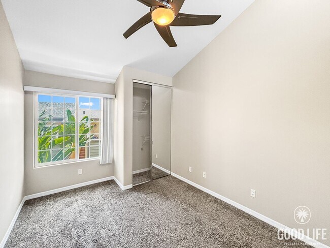 Building Photo - Beautiful 2B/2BA Townhouse w/ Washer/Dryer...