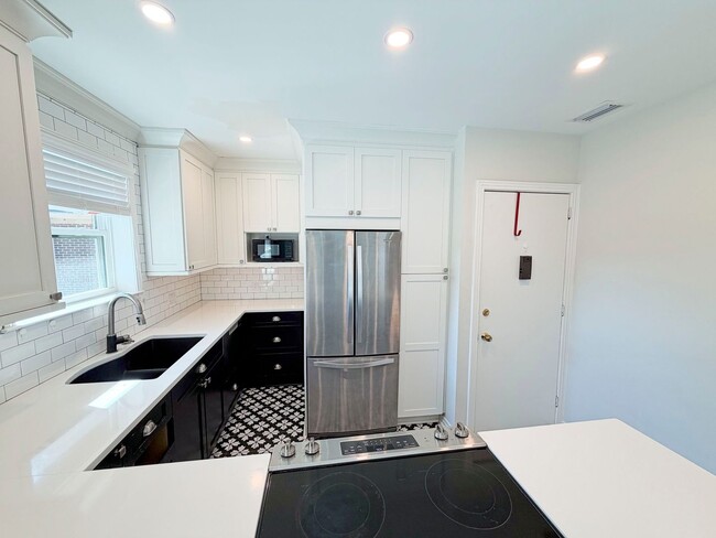 Building Photo - Charming 2 Bedroom, 1 Bathroom Updated Condo in the Heart of Avondale