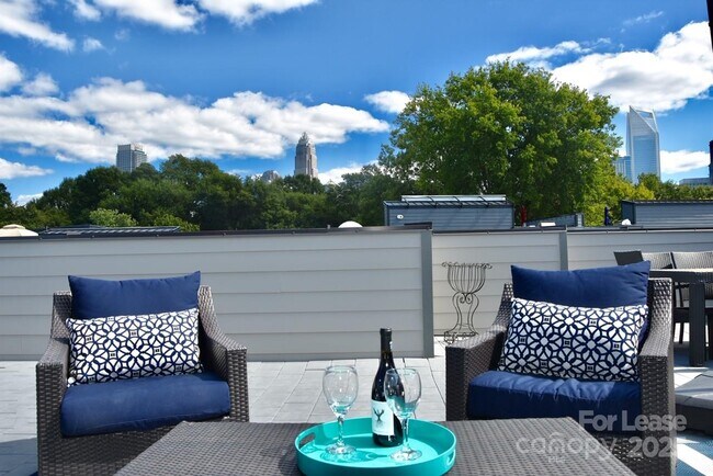 Building Photo - 916 Westbrook Dr