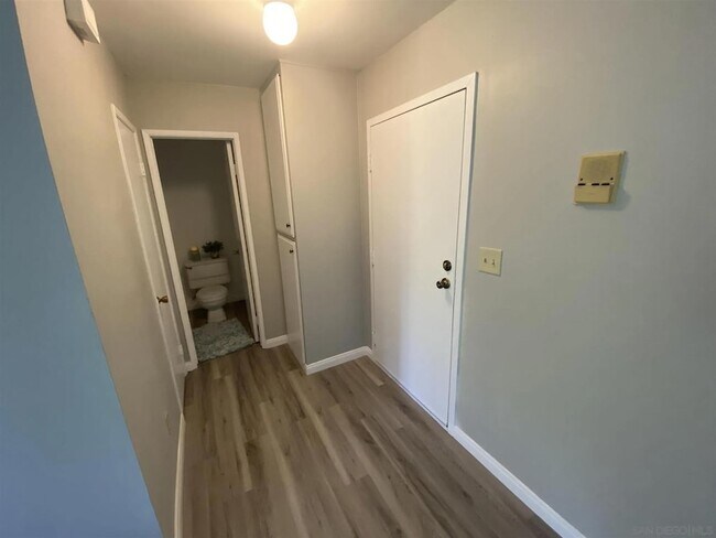 Building Photo - 6930 Hyde Park Dr