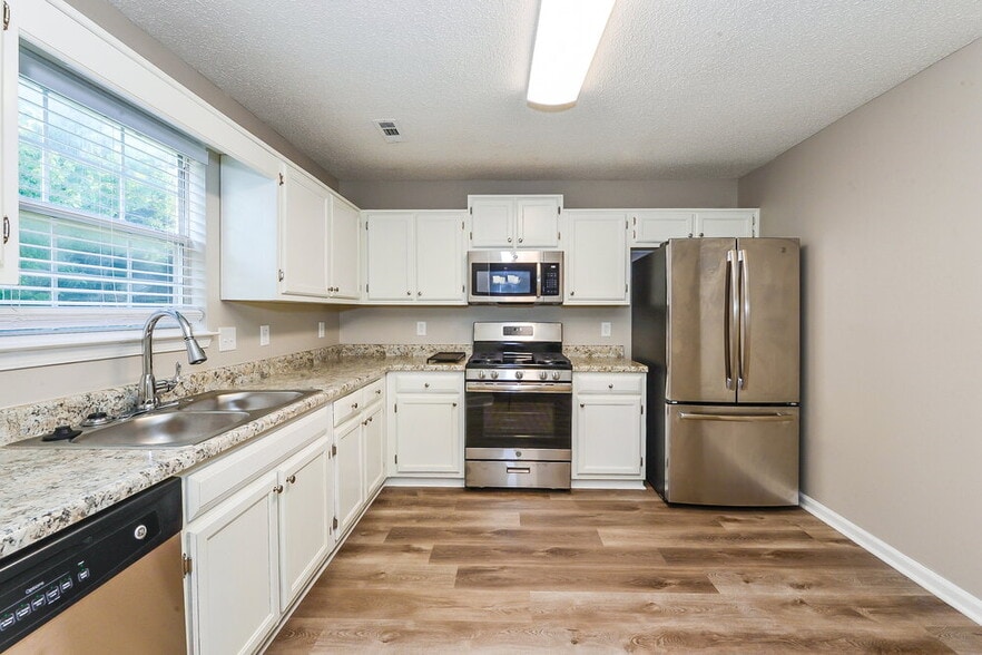 Building Photo - 709 Village Overlook