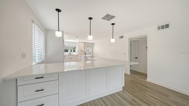 Building Photo - 909 Spanish Dr N