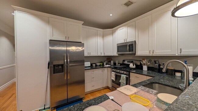 Building Photo - Beautifully Designed Luxury 2-Bed/2-Bath in the South End