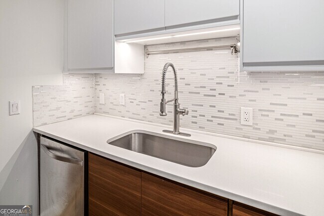 Building Photo - 2861 Dorby Close NE
