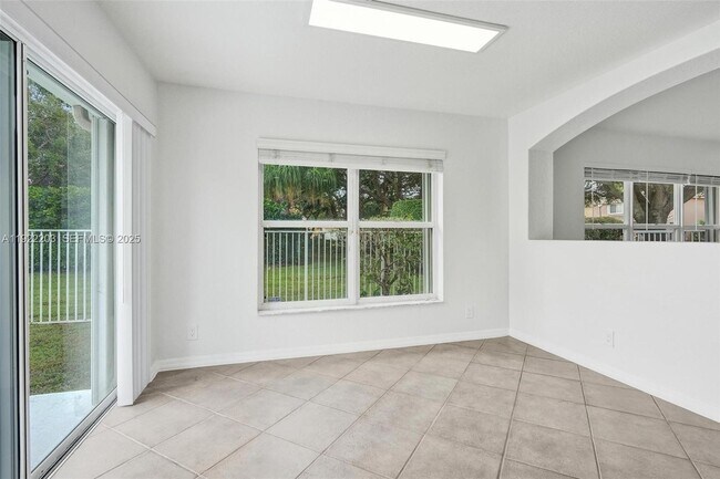 Building Photo - 6305 Willoughby Cir