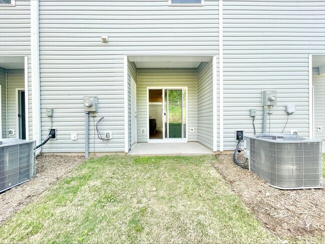 Building Photo - NOVEMBER SPECIAL - 2 Bedroom Townhome in L...