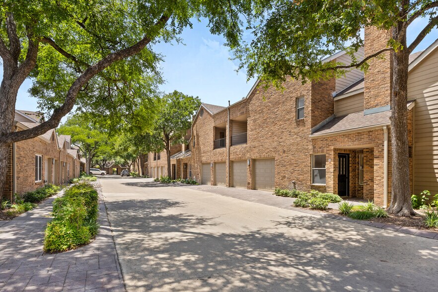 2/2.5 with 2 car garage in quiet community - 8103 N New Braunfels Ave #5