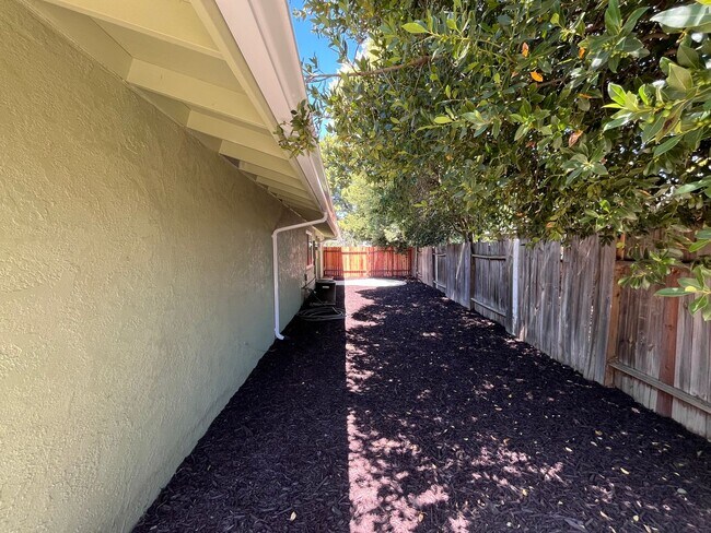 Building Photo - Newly Remodeled Duplex for Rent in Central Davis