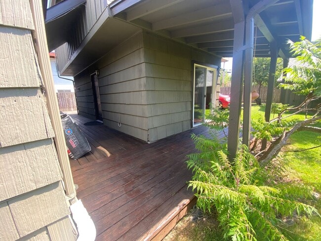 Building Photo - $1895/mo Adorable 2-Story Home Close to Ca...