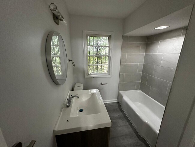 Building Photo - Spacious 5 Bed / 2 Bath home