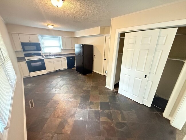 Building Photo - 4 Bed 2 Bath Springfield, MO