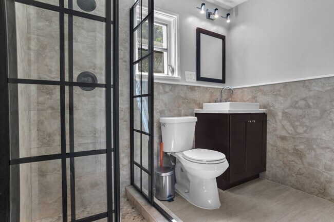 Building Photo - Beautiful California Style Hollywood Home