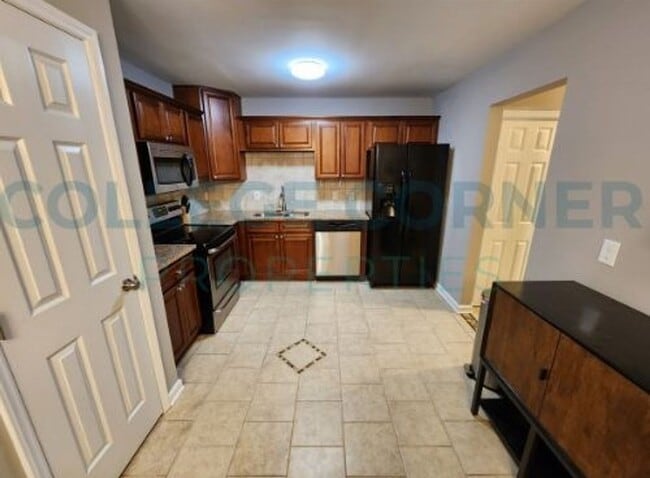 Building Photo - 639 S Poplar St