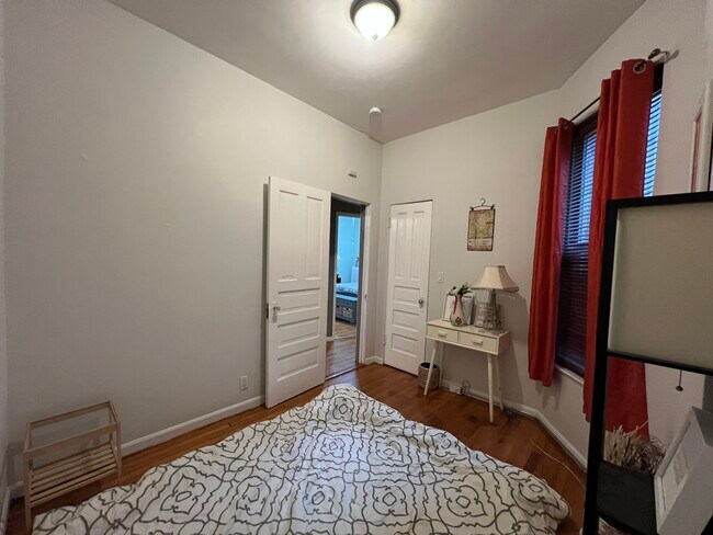 Building Photo - 1516 W Thome Ave