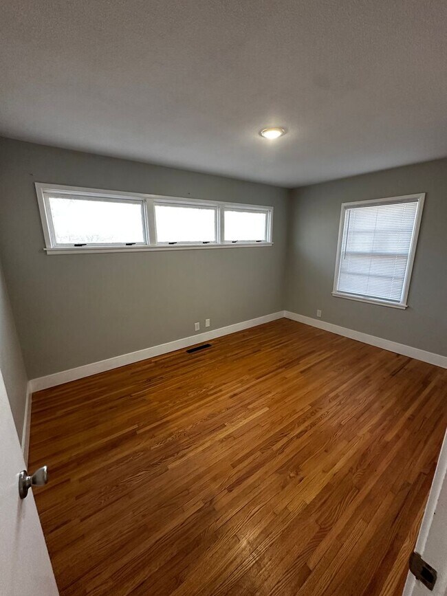 Building Photo - Recently Remodeled 3 Bed 2 Bath with Additional Finished Room