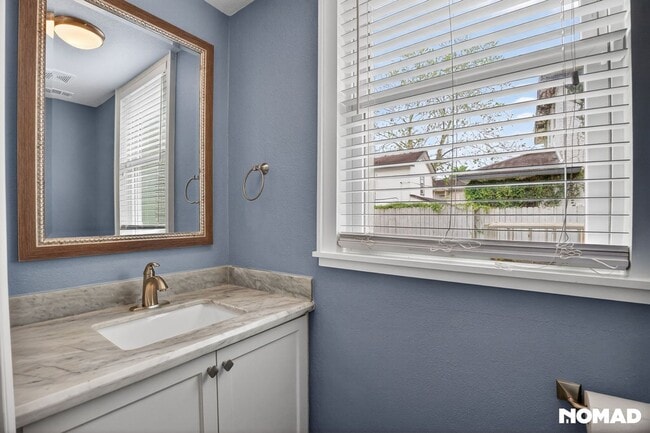Building Photo - Charming 3BR House in Houston