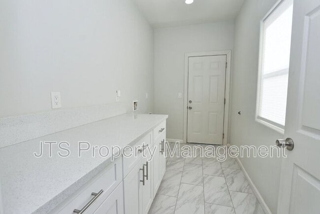 Building Photo - 2500 51st Ave