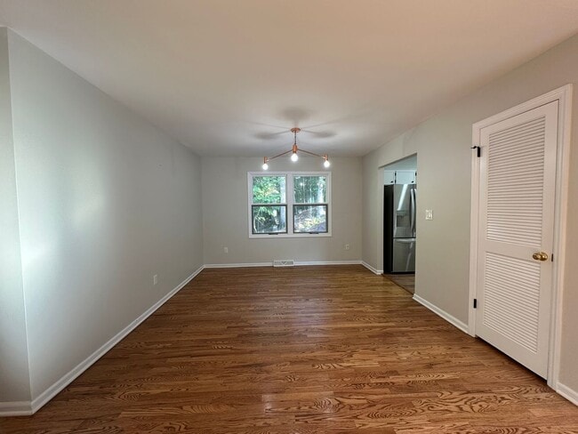 Building Photo - Large 4 bedroom ranch in Forest Hills