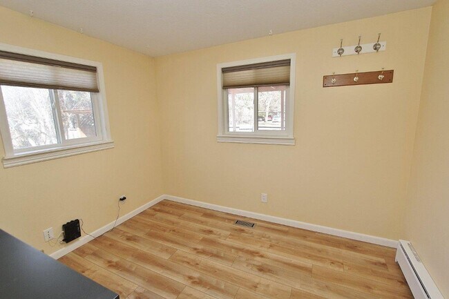 Building Photo - Charming Single-Level Home on Cul-de-sac