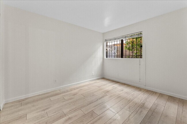 Building Photo - 392 Coronado Ave