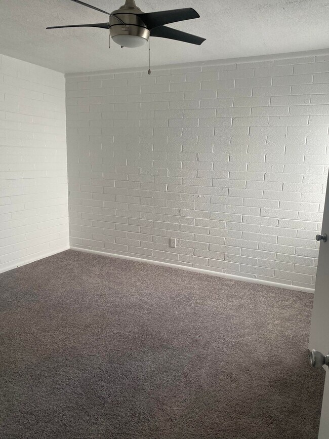 Building Photo - MOVE IN SPECIAL