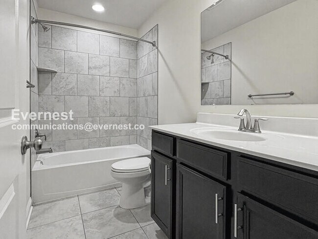 Building Photo - 2515 Hyacinth Ln