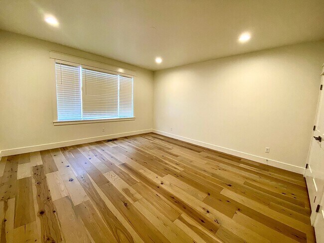 Building Photo - Beautiful Custom 6 Bedroom (2 Primary Bedrooms!) +Office located in NW Meridian